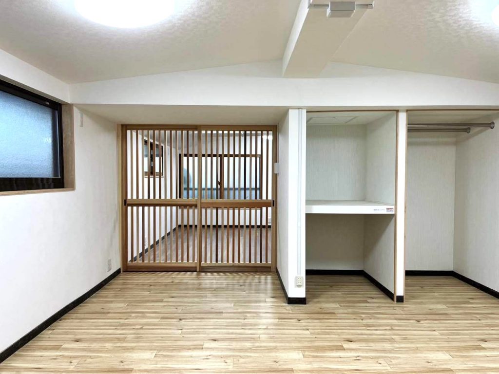 魅力溢れる木製格子が彩る！2階物置を多目的空間にリノベーション/淡路島 / 淡路市