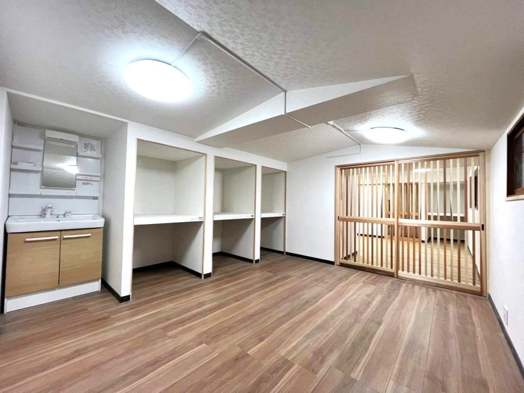 魅力溢れる木製格子が彩る！2階物置を多目的空間にリノベーション/淡路島 / 淡路市