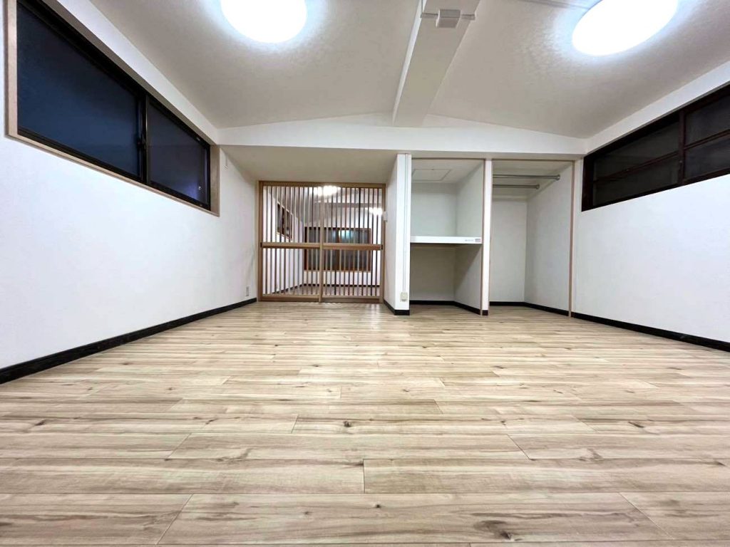 魅力溢れる木製格子が彩る！2階物置を多目的空間にリノベーション/淡路島 / 淡路市