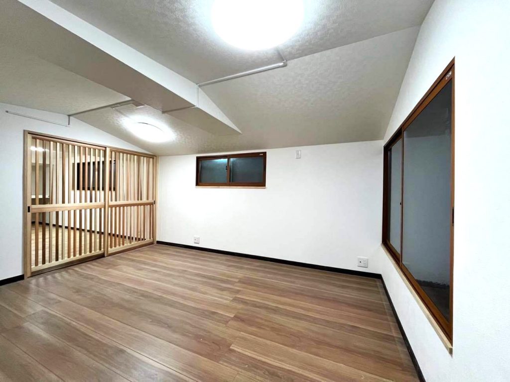 魅力溢れる木製格子が彩る！2階物置を多目的空間にリノベーション/淡路島 / 淡路市