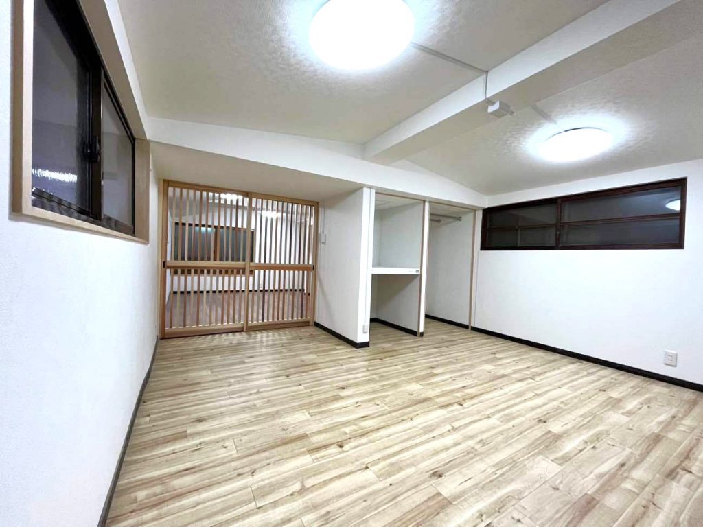 魅力溢れる木製格子が彩る！2階物置を多目的空間にリノベーション/淡路島 / 淡路市