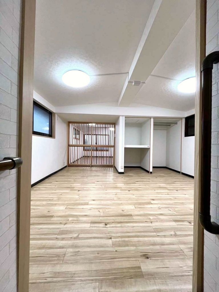 魅力溢れる木製格子が彩る！2階物置を多目的空間にリノベーション/淡路島 / 淡路市