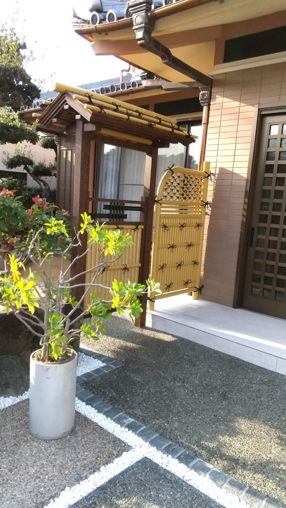 人工強化竹垣で門まわりを一新！和風建築に調和する施工事例／淡路島／南あわじ市