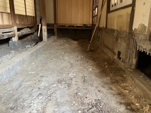 小さな変化が生んだ心の余白。廊下からホールへ、くつろぎの空間／淡路島／洲本市