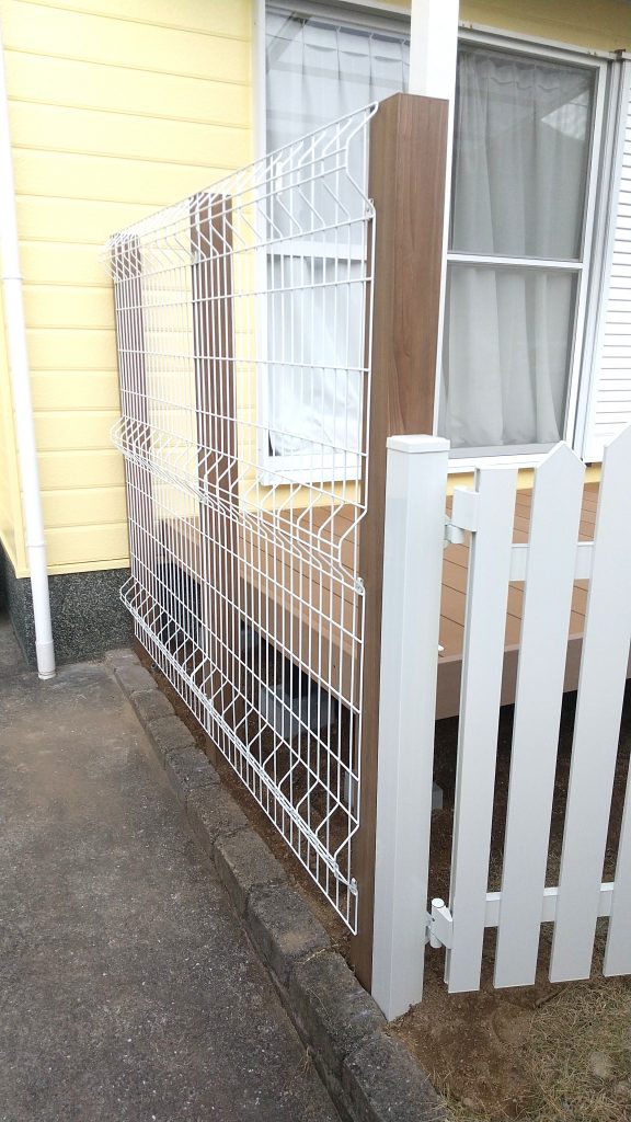 スタイリッシュな外構へ｜白いアメリカン門扉＆メッシュフェンスで開放感と安心を両立／淡路島／洲本市