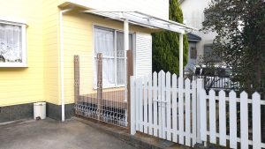 スタイリッシュな外構へ｜白いアメリカン門扉＆メッシュフェンスで開放感と安心を両立／淡路島／洲本市