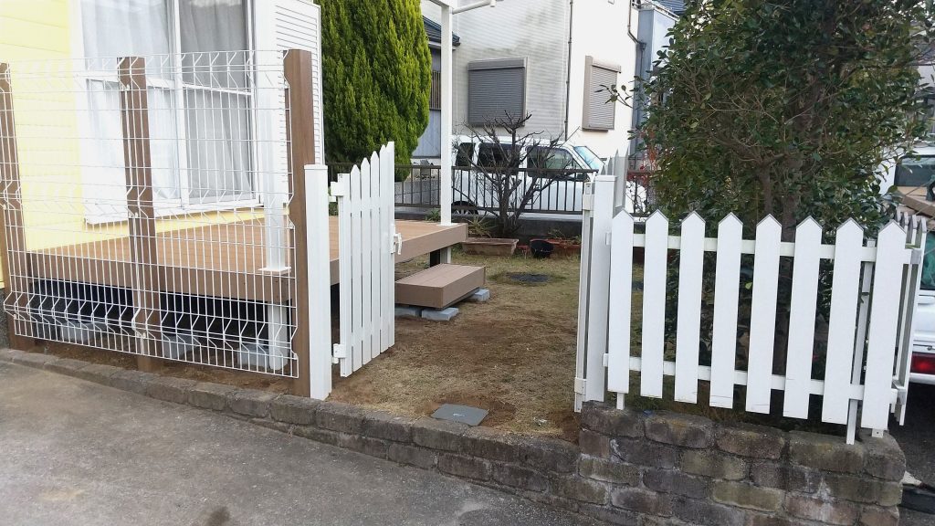 スタイリッシュな外構へ｜白いアメリカン門扉＆メッシュフェンスで開放感と安心を両立／淡路島／洲本市