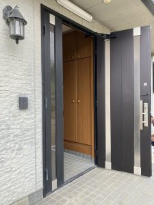 採風タイプで玄関の風通し改善｜LIXILリシェントをカバー工法で施工／淡路島／淡路市