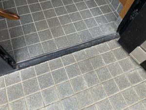 採風タイプで玄関の風通し改善｜LIXILリシェントをカバー工法で施工／淡路島／淡路市