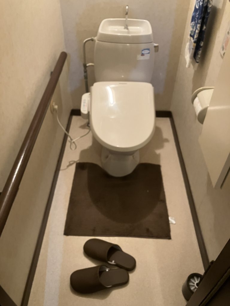 トイレ空間を快適に！タンク式からタンクレスへ＋収納キャビネット設置／淡路島／淡路市