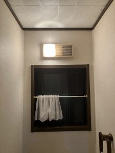 トイレ空間を快適に！タンク式からタンクレスへ＋収納キャビネット設置／淡路島／淡路市