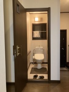 トイレ空間を快適に！タンク式からタンクレスへ＋収納キャビネット設置／淡路島／淡路市