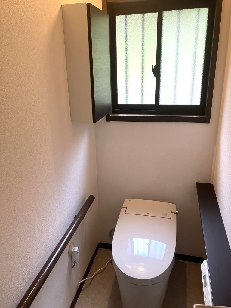 トイレ空間を快適に！タンク式からタンクレスへ＋収納キャビネット設置／淡路島／淡路市
