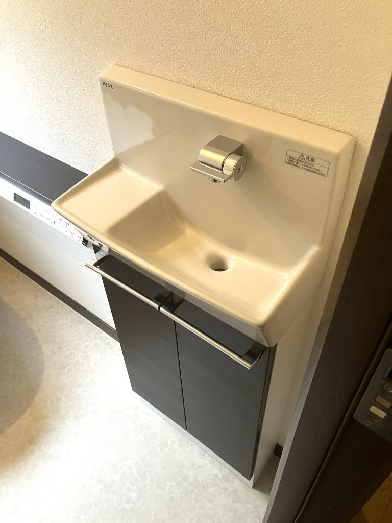 トイレ空間を快適に！タンク式からタンクレスへ＋収納キャビネット設置／淡路島／淡路市