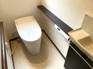 トイレ空間を快適に！タンク式からタンクレスへ＋収納キャビネット設置／淡路島／淡路市