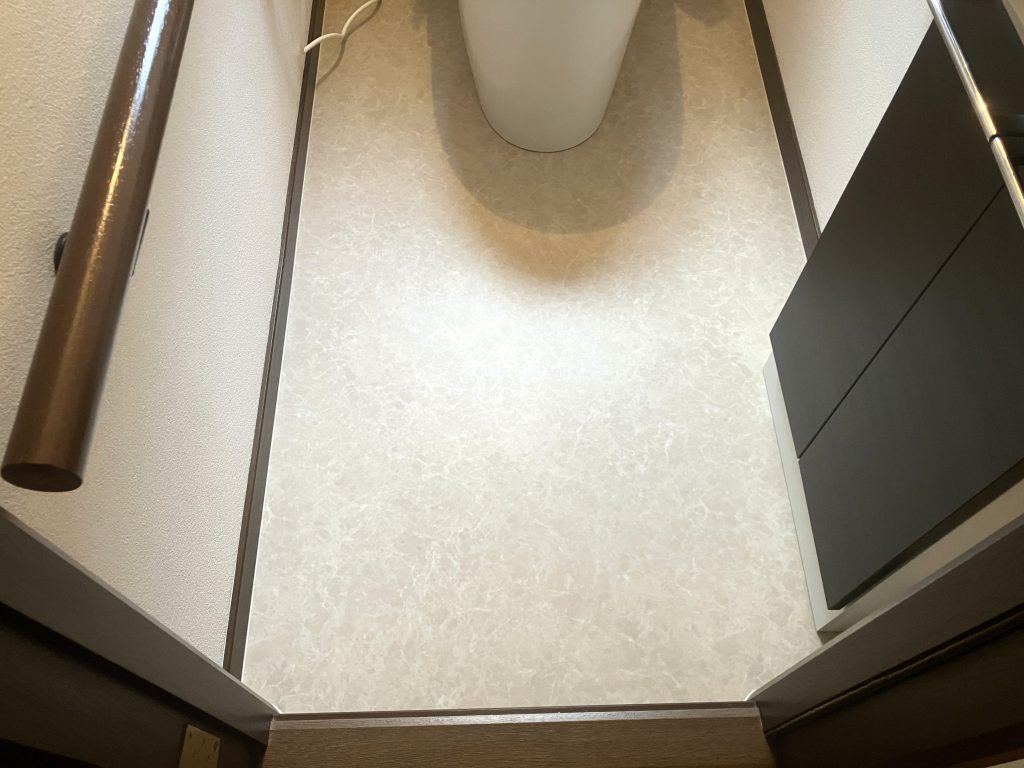 トイレ空間を快適に！タンク式からタンクレスへ＋収納キャビネット設置／淡路島／淡路市