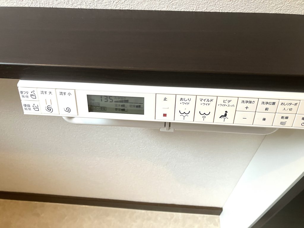 トイレ空間を快適に！タンク式からタンクレスへ＋収納キャビネット設置／淡路島／淡路市