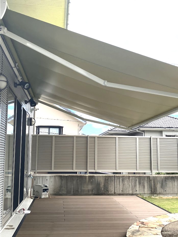 陽光・風力センサー付きオーニングとメンテ不要の人工木デッキで外構リフォーム／淡路島／淡路市