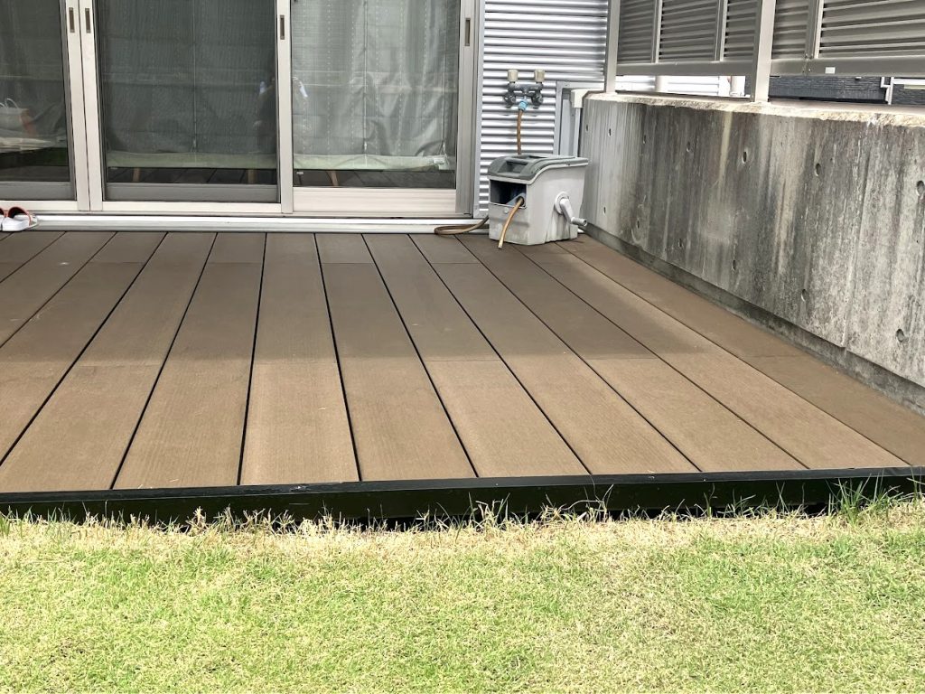 陽光・風力センサー付きオーニングとメンテ不要の人工木デッキで外構リフォーム／淡路島／淡路市