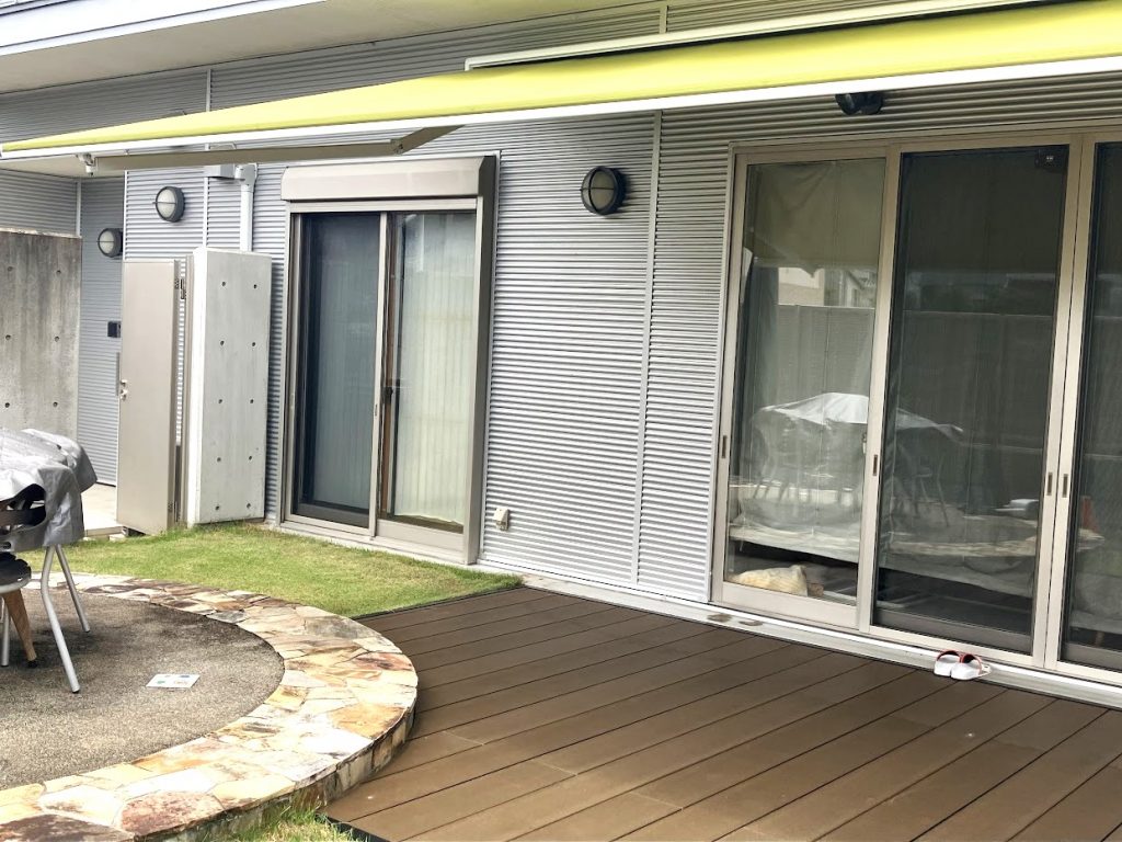 陽光・風力センサー付きオーニングとメンテ不要の人工木デッキで外構リフォーム／淡路島／淡路市