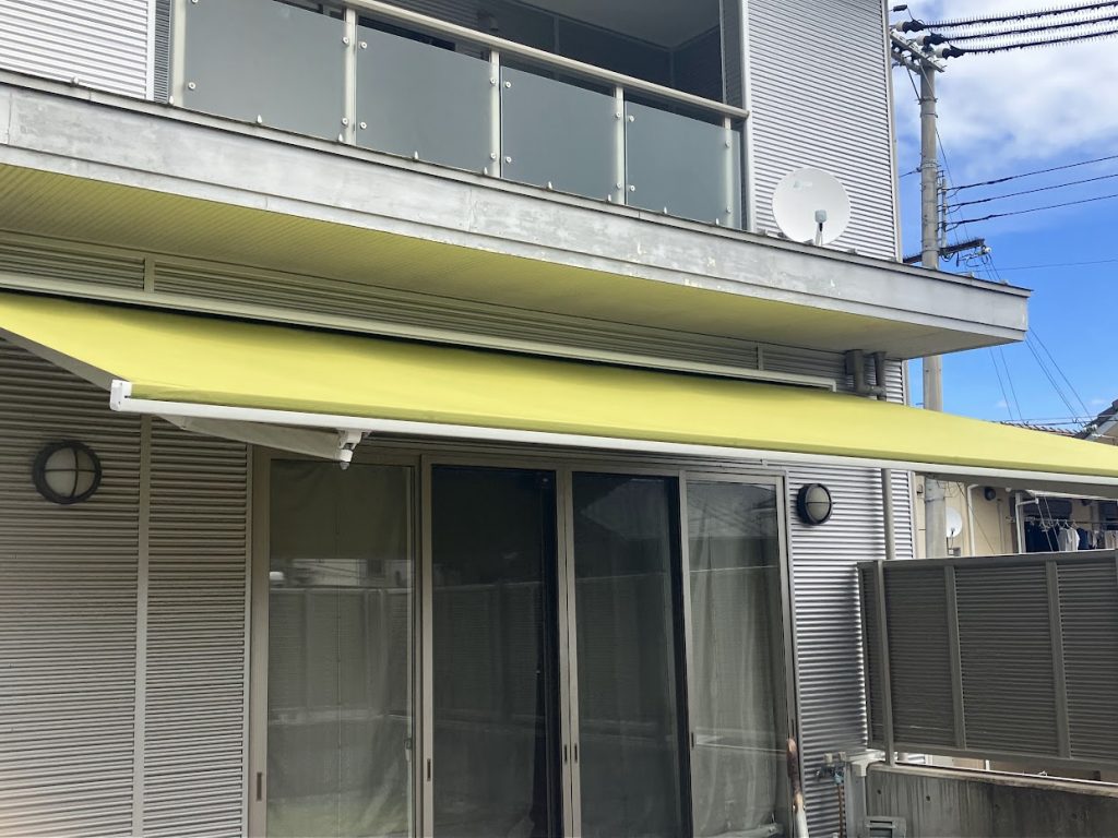 陽光・風力センサー付きオーニングとメンテ不要の人工木デッキで外構リフォーム／淡路島／淡路市