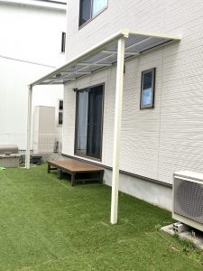 人工芝に映えるおしゃれなテラス屋根施工事例｜雨の日も安心な物干しスペース／淡路島／淡路市