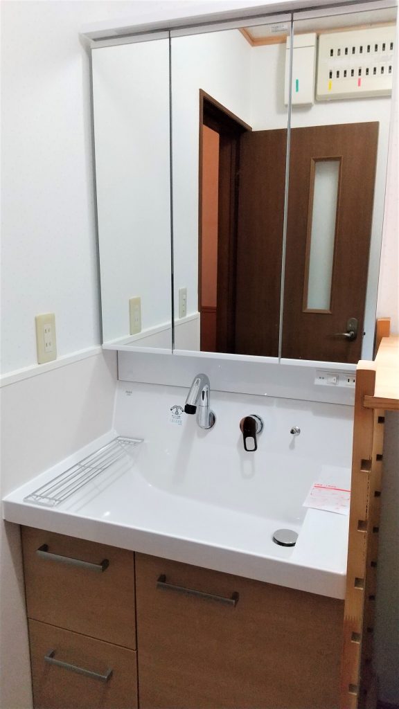 脱衣室の床がふわふわ？無垢材「西南樺」で安心リフォーム＋LIXILピアラ洗面台導入事例／淡路島／洲本市