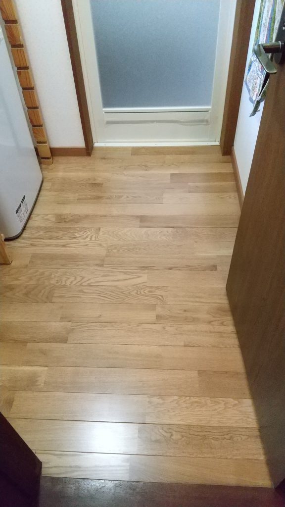 脱衣室の床がふわふわ？無垢材「西南樺」で安心リフォーム＋LIXILピアラ洗面台導入事例／淡路島／洲本市