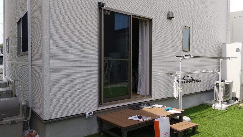 人工芝に映えるおしゃれなテラス屋根施工事例｜雨の日も安心な物干しスペース／淡路島／淡路市