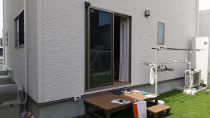 人工芝に映えるおしゃれなテラス屋根施工事例｜雨の日も安心な物干しスペース／淡路島／淡路市