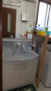 脱衣室の床がふわふわ？無垢材「西南樺」で安心リフォーム＋LIXILピアラ洗面台導入事例／淡路島／洲本市