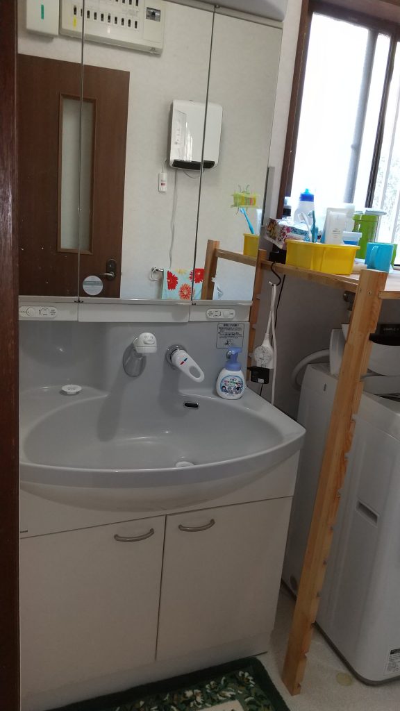 脱衣室の床がふわふわ？無垢材「西南樺」で安心リフォーム＋LIXILピアラ洗面台導入事例／淡路島／洲本市