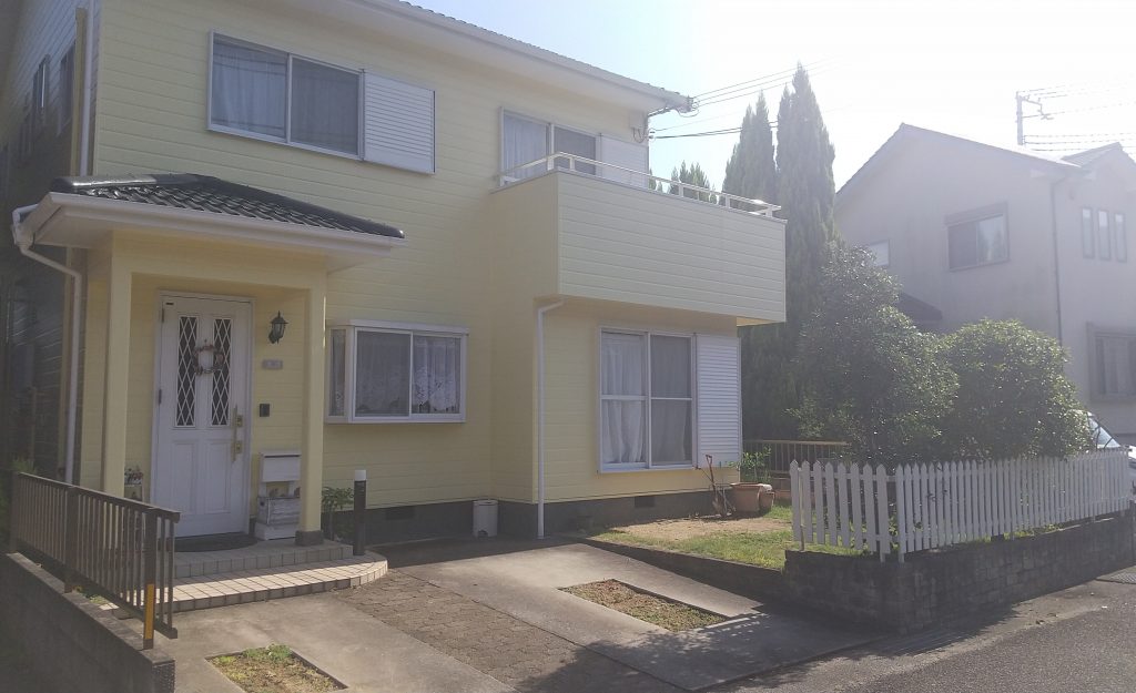 スタイリッシュな外構へ｜白いアメリカン門扉＆メッシュフェンスで開放感と安心を両立／淡路島／洲本市