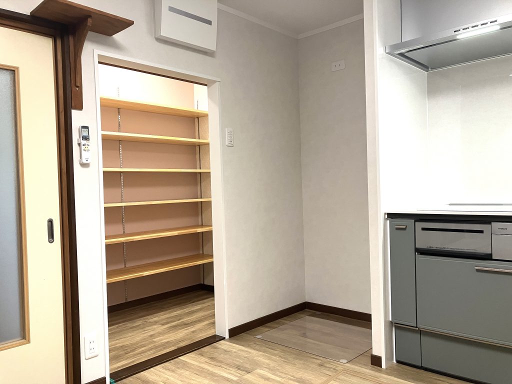 パントリー新設で収納力アップ｜LIXILノクトキッチンと床下収納庫で機能的な空間に／淡路島／淡路市