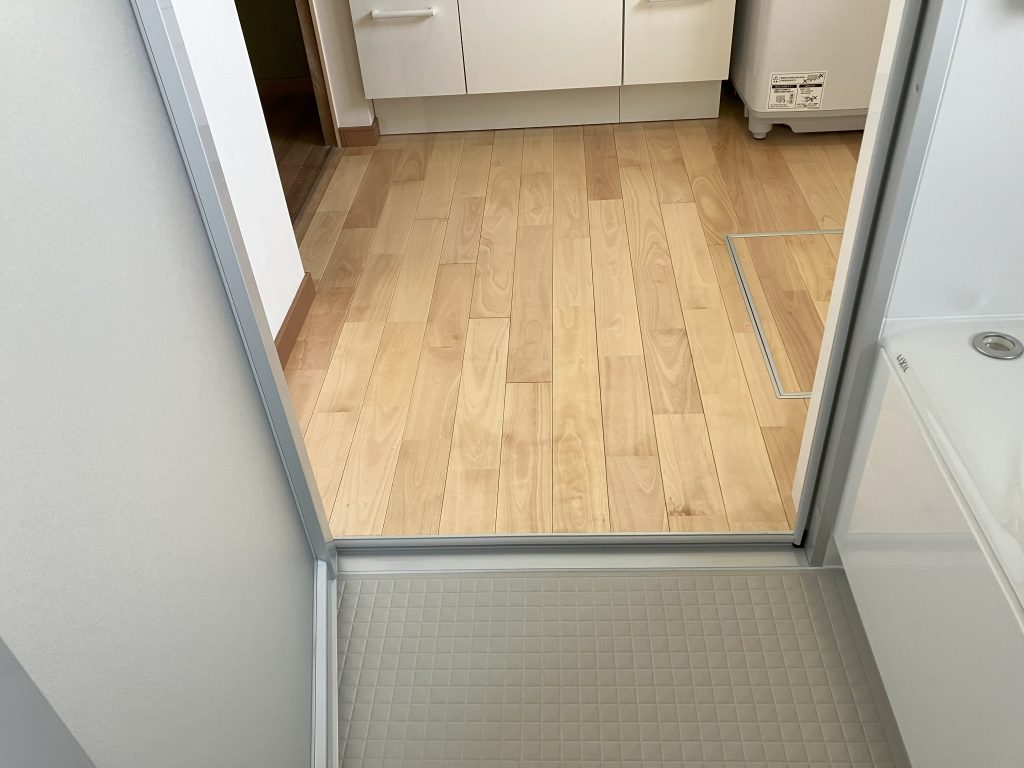 浴室・脱衣室をまとめてリフォーム｜システムバス＋無垢フローリングであたたかく心地よい水まわりに／淡路島／淡路市