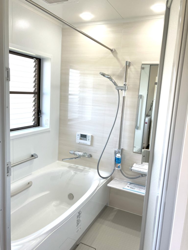 浴室・脱衣室をまとめてリフォーム｜システムバス＋無垢フローリングであたたかく心地よい水まわりに／淡路島／淡路市