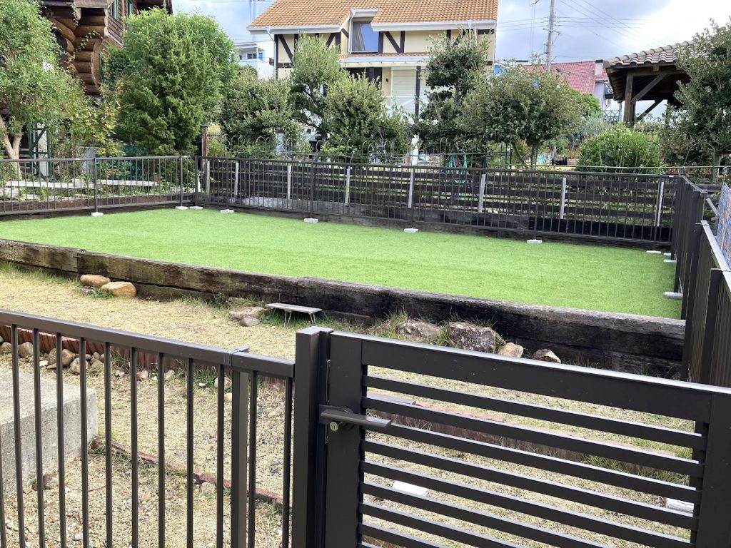子どもとペットが遊べる庭づくり｜人工芝・ドッグラン・LIXIL門扉の施工事例／淡路島／淡路市